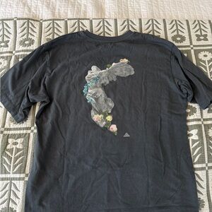 Uniqlo x Louvre Museum t-shirt size medium